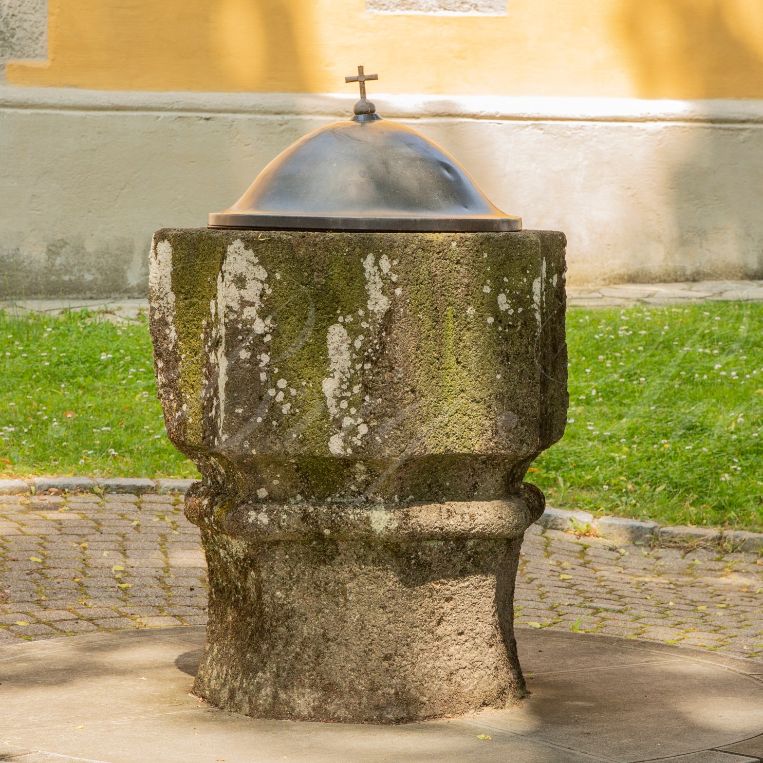 Taufstein mit Deckel, am Kirchplatz in Markt Hartmannsdorf