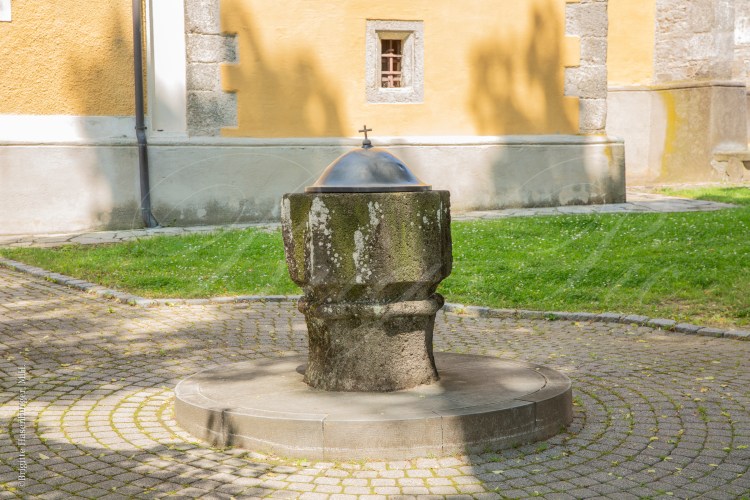 Taufstein vor der Kirche in Markt Hartmannsdorf